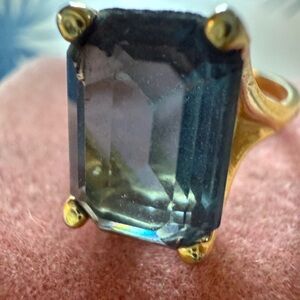 Vintage Gold tone Ring lg Deep Blue Stone size 8 - marked 18k gold plate